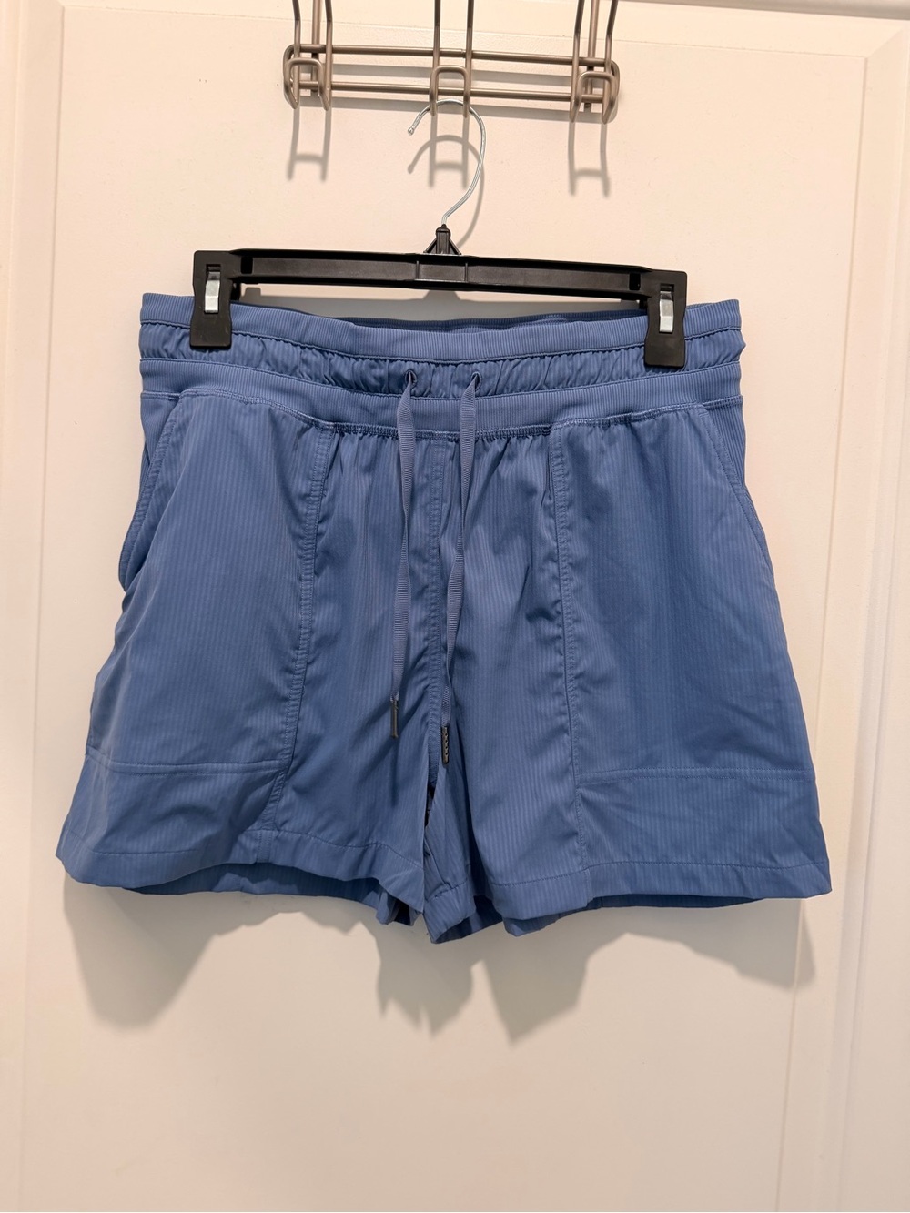 Lululemon Dance Studio
High-Rise Short 3.5 Size 8
Blue Athletic
